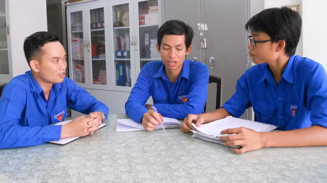 Bạn Lầu Minh Coóng (giữa) cùng bàn với các bạn Đoàn phường thiết kế hoạt động cho thanh niên.