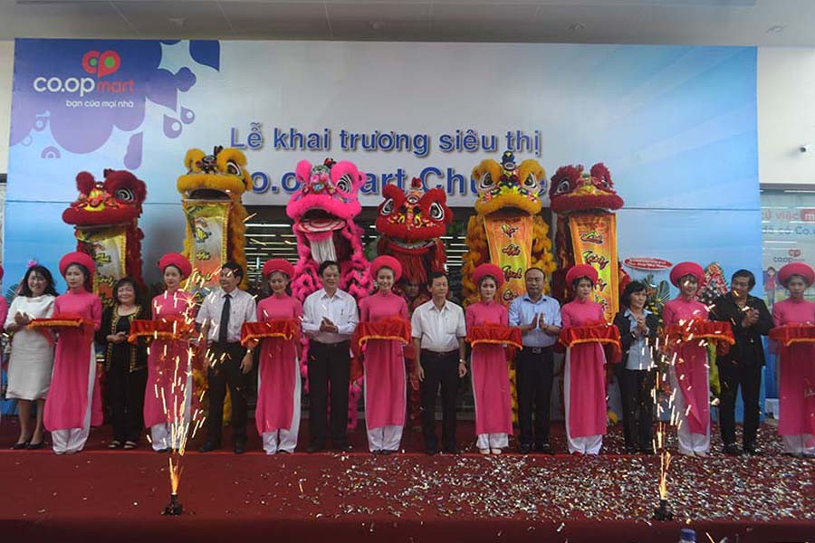 Cắt băng khai trương siêu thị Co.op Mart Chư Sê. Ảnh: L.L Cắt băng khai trương siêu thị Co.op Mart Chư Sê. Ảnh: L.L