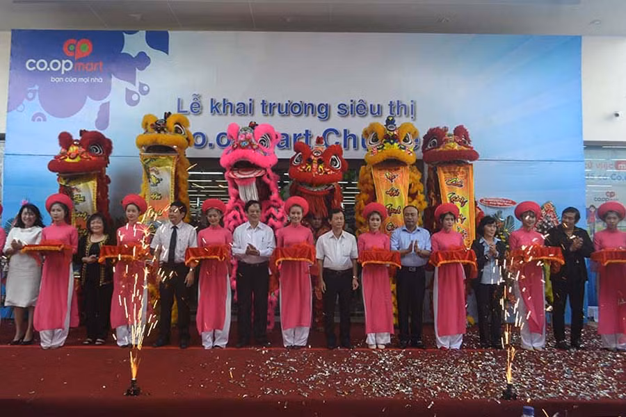 Cắt băng khai trương siêu thị Co.op Mart Chư Sê. Ảnh: L.L