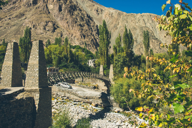 Cây cầu dẫn vào làng Turtuk.