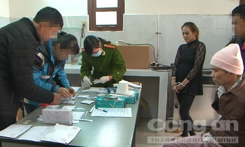 Trang và Lân (đội mũ len) chứng kiến việc kiểm kê tang vật vụ án.