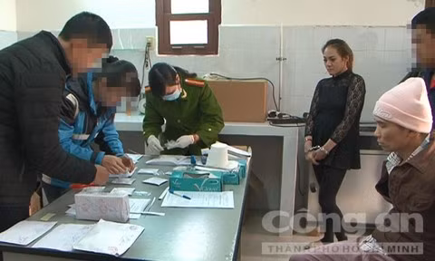 Trang và Lân (đội mũ len) chứng kiến việc kiểm kê tang vật vụ án.