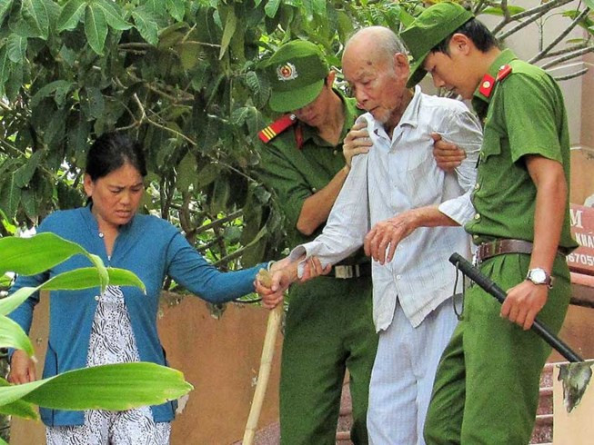 Ông Thà rời phòng xử án với sự giúp đỡ của con dâu và hai cảnh sát tư pháp. Ông Thà rời phòng xử án với sự giúp đỡ của con dâu và hai cảnh sát tư pháp.