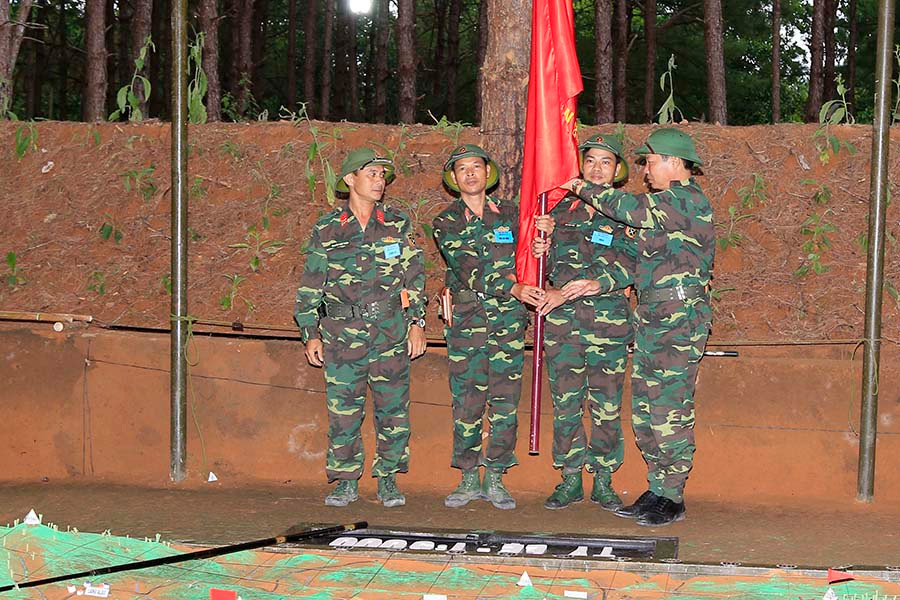 Trao cờ quyết thắng cho đơn vị tiến công trên hướng chủ yếu. Ảnh: Duy Hiển  Trao cờ quyết thắng cho đơn vị tiến công trên hướng chủ yếu. Ảnh: Duy Hiển