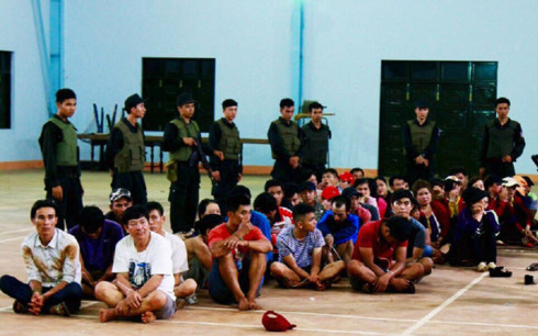 Các đối tượng tham gia đánh bạc ngoài rẫy cà phê tại xã Cư Suê, huyện Cư M’gar, tỉnh Đác Lắc bị lực lượng Công an bắt giữ. Các đối tượng tham gia đánh bạc ngoài rẫy cà phê tại xã Cư Suê, huyện Cư M’gar, tỉnh Đác Lắc bị lực lượng Công an bắt giữ.