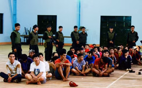 Các đối tượng tham gia đánh bạc ngoài rẫy cà phê tại xã Cư Suê, huyện Cư M’gar, tỉnh Đác Lắc bị lực lượng Công an bắt giữ.