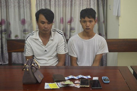 2 đối tượng cùng tang vật vụ án tại trụ sở cơ quan CSĐT. 2 đối tượng cùng tang vật vụ án tại trụ sở cơ quan CSĐT.