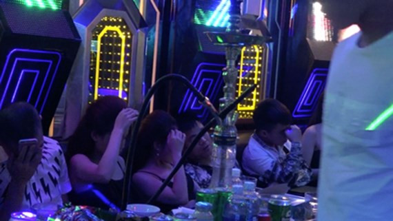 Nhiều nam nữ trong nhà hàng có biểu hiện phê ma túy.