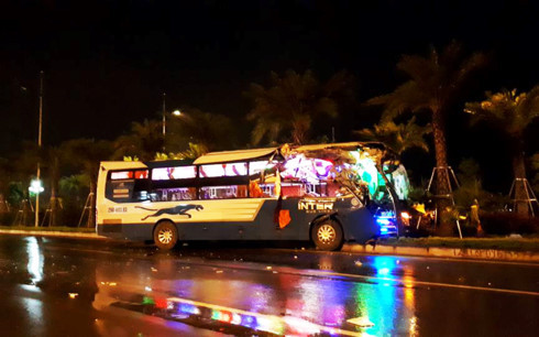 Cú va chạm mạnh khiến xe khách giường nằm mất lái phi vào gốc cây bên đường. Cú va chạm mạnh khiến xe khách giường nằm mất lái phi vào gốc cây bên đường.