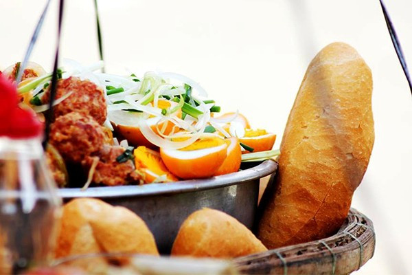 Bánh mì “chờ” - món ngon không thể bỏ qua. Bánh mì “chờ” - món ngon không thể bỏ qua.