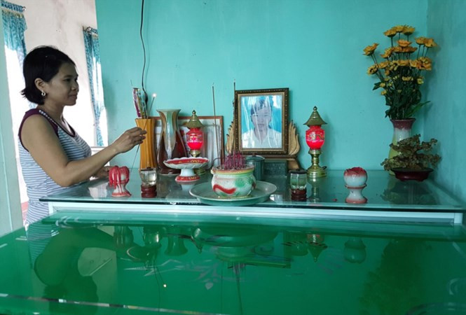 Chị Phạm Thị Thùy Trang đau buồn trước cái chết của đứa con gái mới tròn 15 tuổi do mắc bệnh ung thư. Chị Phạm Thị Thùy Trang đau buồn trước cái chết của đứa con gái mới tròn 15 tuổi do mắc bệnh ung thư.