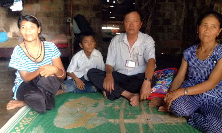 Ông Đỗ Hoàng Châu và những người thân của Ren trong ngôi nhà nhỏ ẩm thấp (Bôn Blanh, Ia Tul, Ia Pa). Ảnh: Mai Linh