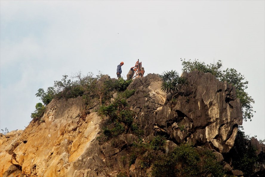 Những thợ khoan làm việc không có dụng cụ an toàn trên đỉnh núi ở xã Cao Dương (Hòa Bình).