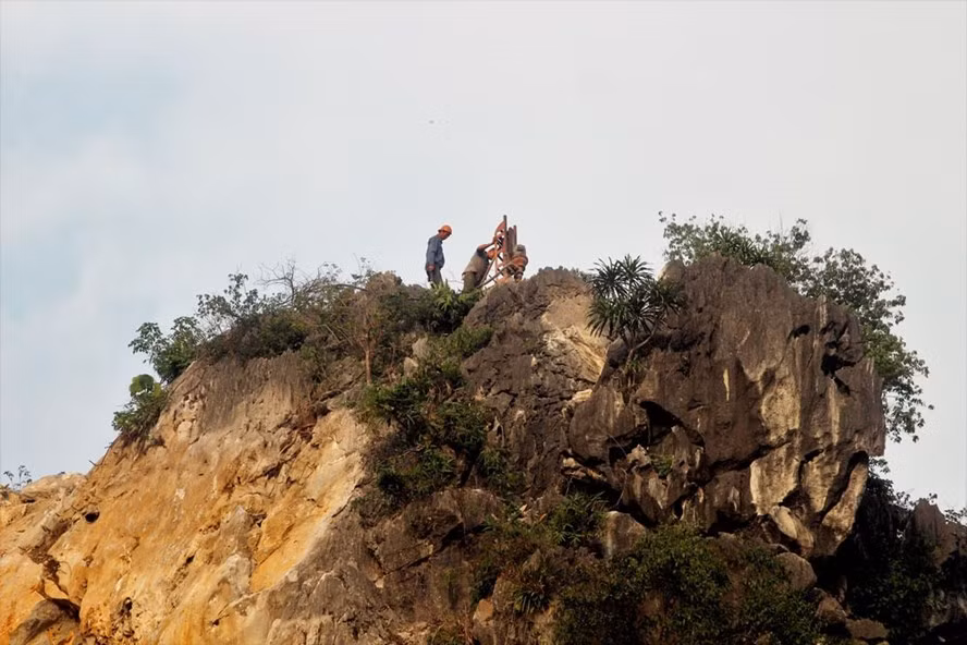 Những thợ khoan làm việc không có dụng cụ an toàn trên đỉnh núi ở xã Cao Dương (Hòa Bình).