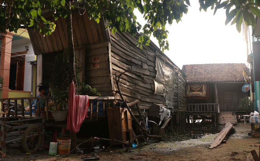 Những gia đình nghèo và không đất ở Văn Phú phải tá túc trong những nhà sàn tạm bợ.