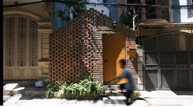 Thay vì sử dụng toàn bộ lô đất 40m2 để xây nhà thì chủ nhà lại quyết định để lại khoảng đất khá rộng phía trước làm không gian thư giãn ngoài trời và một dải đất nhỏ uốn lượn bên hông và phía sau để làm khu vườn.(Trong ảnh: Toàn bộ mặt tiền phía trước của căn nhà.)