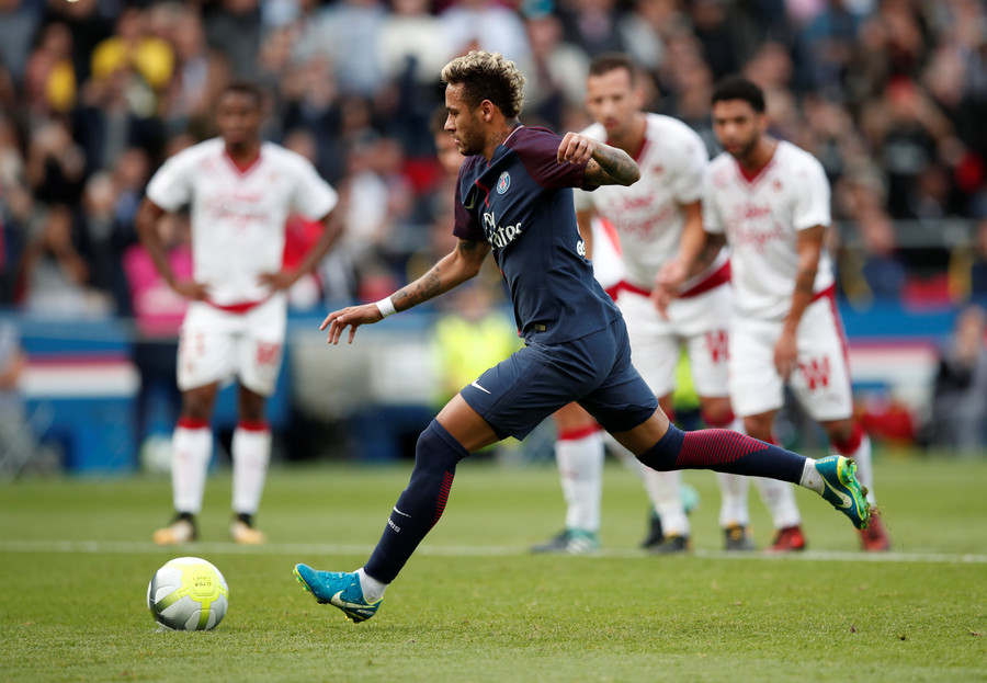 Neymar thực hiện quả đá 11m thành công, ghi bàn nâng tỉ số lên 4-1 cho PSG. Ảnh: REUTERS  Neymar thực hiện quả đá 11m thành công, ghi bàn nâng tỉ số lên 4-1 cho PSG. Ảnh: REUTERS