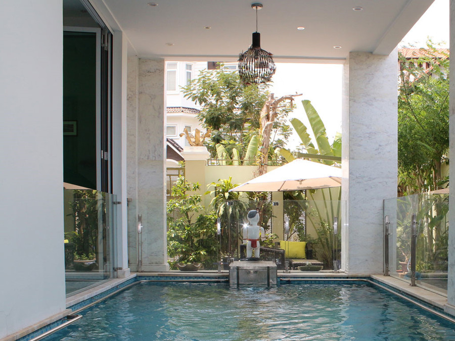 Hồ bơi trong nhà có trẻ nhỏ cần lưu tâm che chắn bảo vệ an toàn.