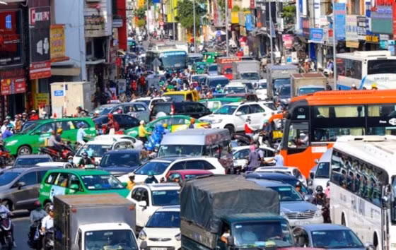 Ùn tắc giao thông nghiêm trọng trên đường Trường Sơn (quận Tân Bình) tháng 5-2017