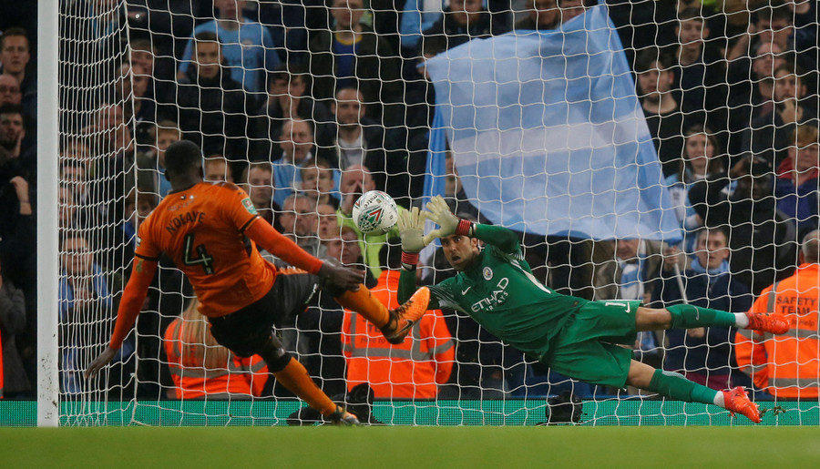 Thủ thành Bravo cản phá thành công cú sút penalty của Alfred N'Diaye. Thủ thành Bravo cản phá thành công cú sút penalty của Alfred N'Diaye.