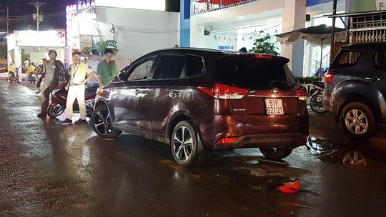 Chiếc xe "điên" chỉ dừng lại khi bị dân chận đầu và kéo lê nạn nhân gần 800 m Chiếc xe