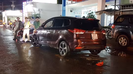 Chiếc xe "điên" chỉ dừng lại khi bị dân chận đầu và kéo lê nạn nhân gần 800 m Chiếc xe