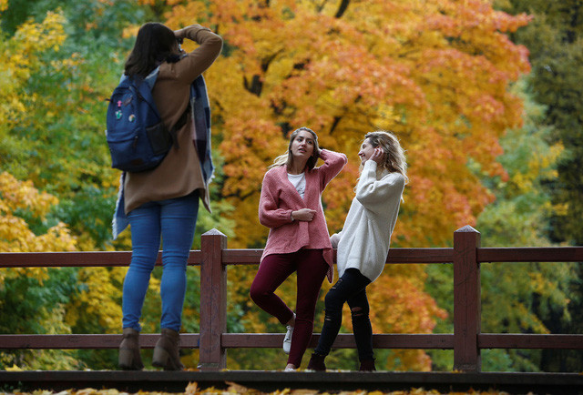 Nhóm bạn chụp ảnh dường như đang hòa mình vào cảnh sắc mùa thu tại khu vườn Neskuchny, Matxcơva, Nga. Ảnh: Sergei Karpukhin/Reuters