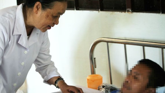 Nữ tu Xoài chăm sóc người bệnh tại Khoa Săn sóc đặc biệt.