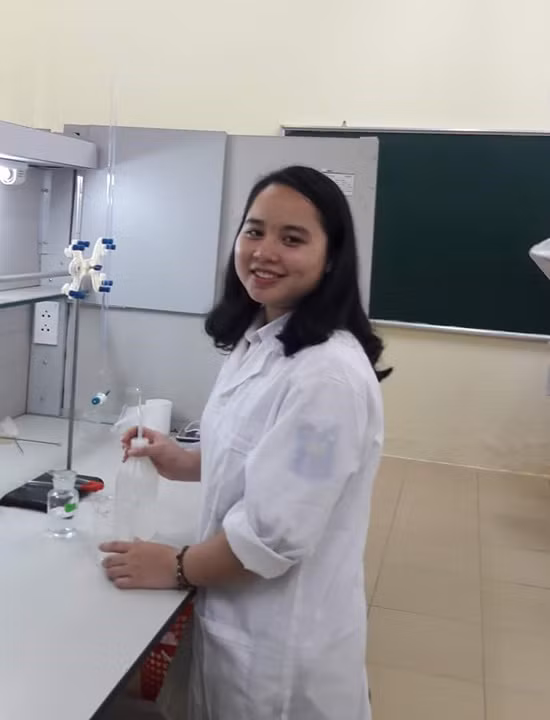 Trần Thị Thủy trong một tiết thực hành bào chế thuốc. Trần Thị Thủy trong một tiết thực hành bào chế thuốc.