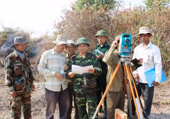 Tổ công tác phân giới cắm mốc làm nhiệm vụ trên tuyến biên giới.
