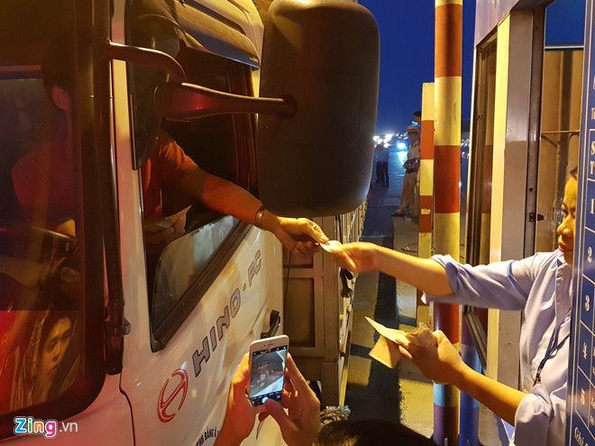 Ủy ban Thường vụ Quốc hội khẳng định nhiều trạm thu phí còn chậm trong việc sử dụng công nghệ thu phí không dừng. Ủy ban Thường vụ Quốc hội khẳng định nhiều trạm thu phí còn chậm trong việc sử dụng công nghệ thu phí không dừng.