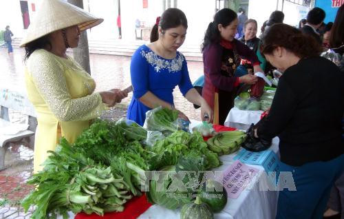 Gian hàng giới thiệu và bán các mặt hàng nông sản sạch của chị em phụ nữ phường Trung Đô, thành phố Vinh (Nghệ An).
