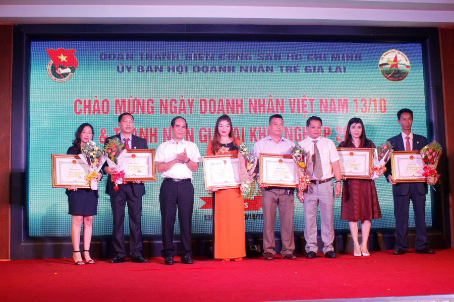 Chủ tịch UBND tỉnh Võ Ngọc Thành tặng Bằng khen cho 6 cá nhân có nhiều đóng góp cho công tác Đoàn-hội. Ảnh: P.L