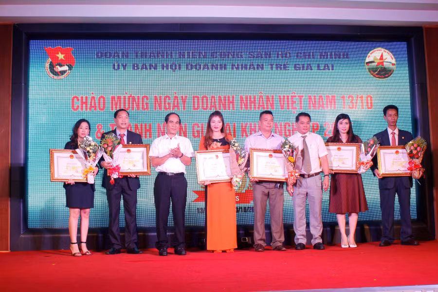 Chủ tịch UBND tỉnh Võ Ngọc Thành tặng Bằng khen cho 6 cá nhân có nhiều đóng góp cho công tác Đoàn-hội. Ảnh: P.L