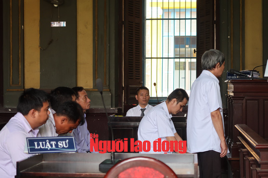 Ông Nguyễn Giao Chi đang trình bày trước tòa Ông Nguyễn Giao Chi đang trình bày trước tòa