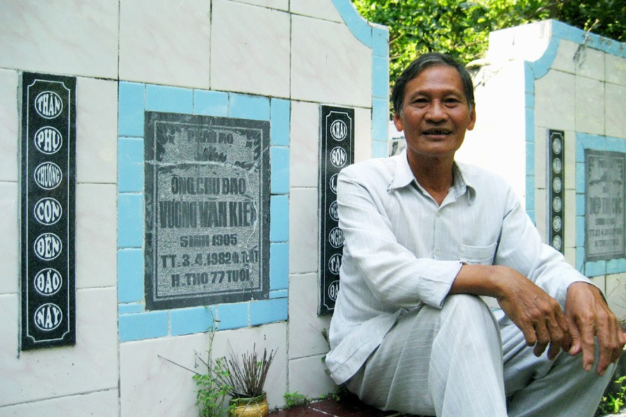 Ông Dương Ngọc Ánh bên ngôi mộ người cha ông an nghỉ ngay trên hòn Nồm.