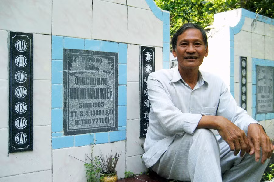 Ông Dương Ngọc Ánh bên ngôi mộ người cha ông an nghỉ ngay trên hòn Nồm.