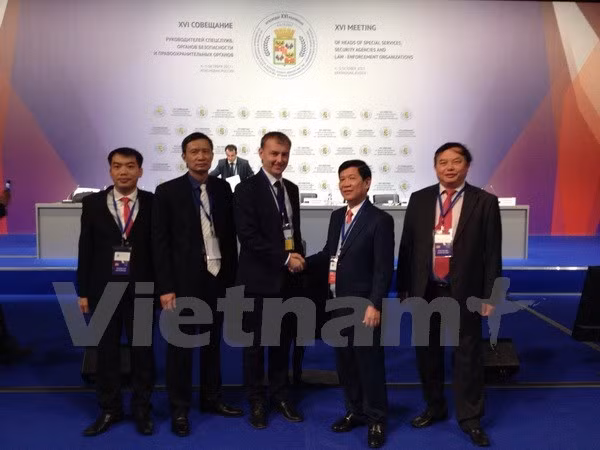 Trung tướng Nguyễn Văn Sơn (thứ 2 từ phải qua).