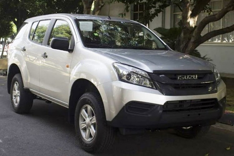 Phiên bản Isuzu MU-X B7 sử dụng động cơ dầu 2.5L, số sàn bất ngờ âm thầm giảm giá chỉ còn 745 triệu đồng tại Việt Nam.