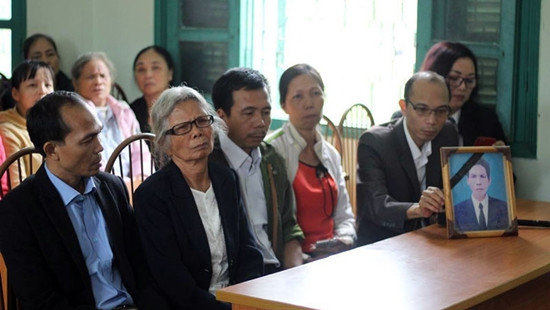 Mẹ con bà Nga tại buổi xin lỗi công khai.