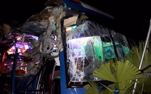 Phần đầu nát bét của chiếc xe khách giường nằm.