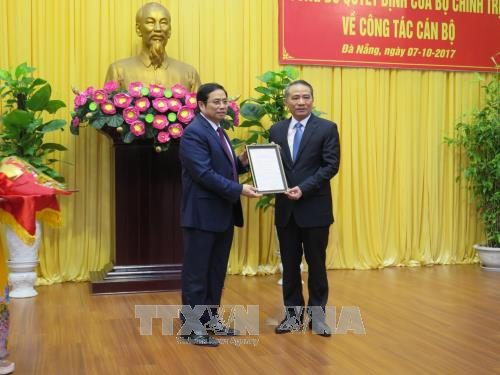 Đồng chí Phạm Minh Chính, Ủy viên Bộ Chính trị, Trưởng Ban Tổ chức Trung ương trao quyết định cho đồng chí Trương Quang Nghĩa, Ủy viên Trung ương Đảng, Bí thư Ban Cán sự, Bộ trưởng Bộ Giao thông Vận tải nhận nhiệm vụ Bí thư Thành ủy Đà Nẵng nhiệm kỳ 2015 - 2020, ngày 7-10-2017.