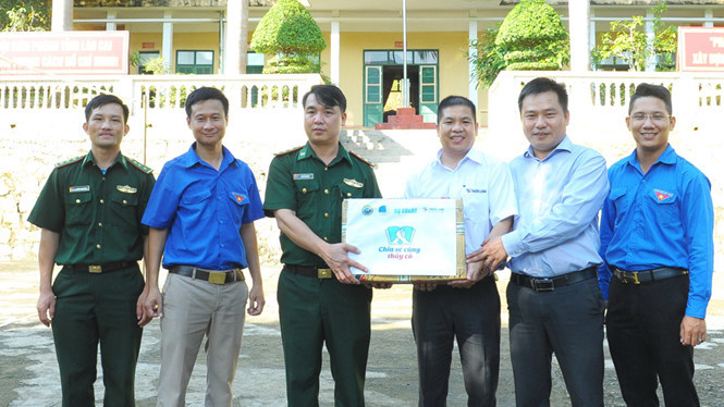 Ông Trịnh Văn Hào (thứ 3 từ phải sang) trao quà cho các cán bộ, chiến sĩ được chọn tuyên dương trong chương trình “Chia sẻ cùng thầy cô”.