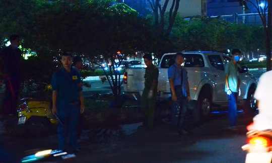 Lực lượng chức năng phong tỏa hiện trường để khám nghiệm.