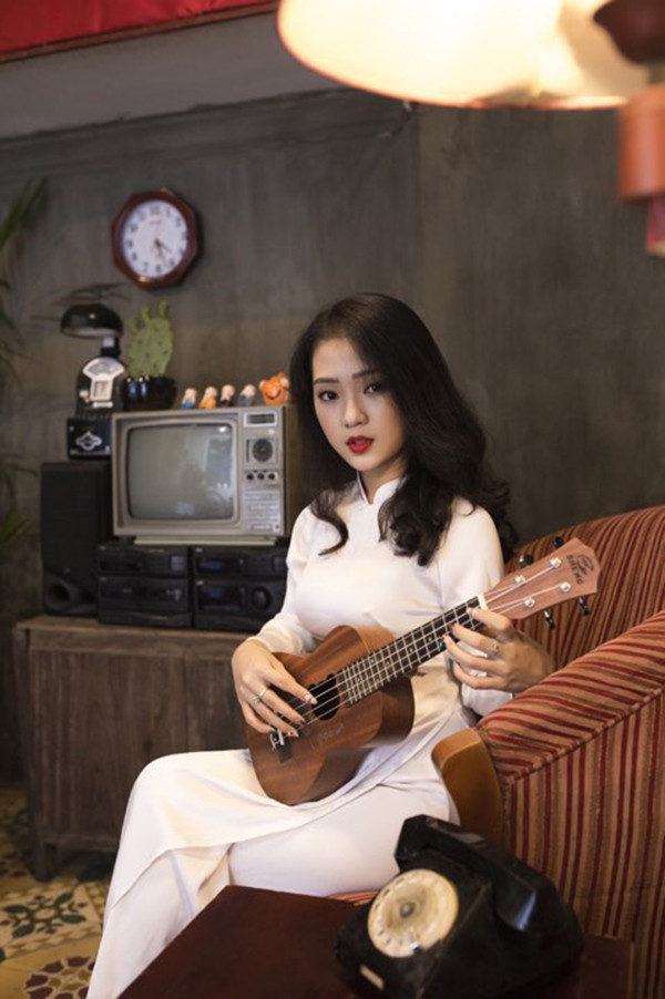 Bức ảnh chụp cô gái xinh đẹp trong tà áo dài được nhiều người chia sẻ.