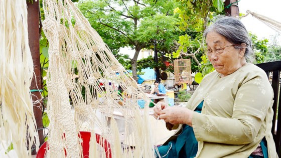 Đan võng ngô đồng, nghề truyền thống của người dân xã Tân Hiệp. Đan võng ngô đồng, nghề truyền thống của người dân xã Tân Hiệp.