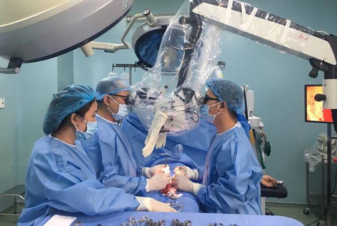 Các bác sĩ đang vi phẫu nối “của quý” cho bệnh nhân.