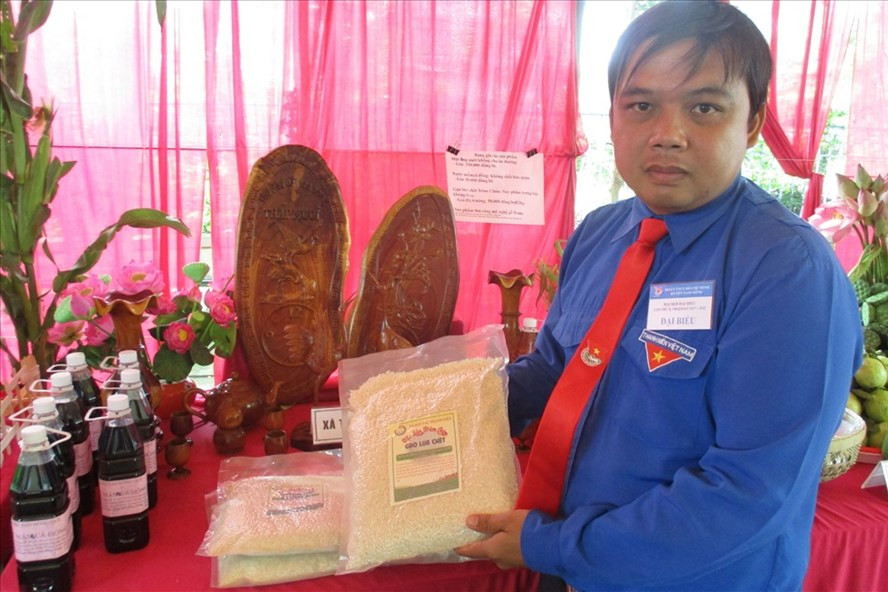 Nguyễn Thanh Hiếu và lúa chét Tràm Chim do anh sản xuất.