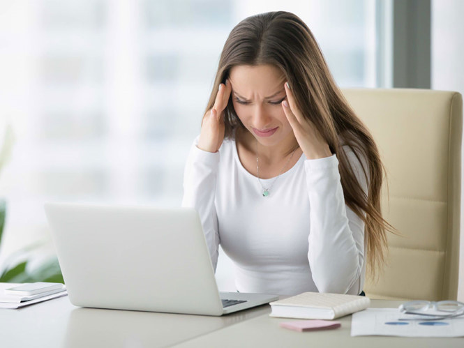 Đau đầu dữ dội đột ngột là một trong những triệu chứng của đột quỵ. Đau đầu dữ dội đột ngột là một trong những triệu chứng của đột quỵ.