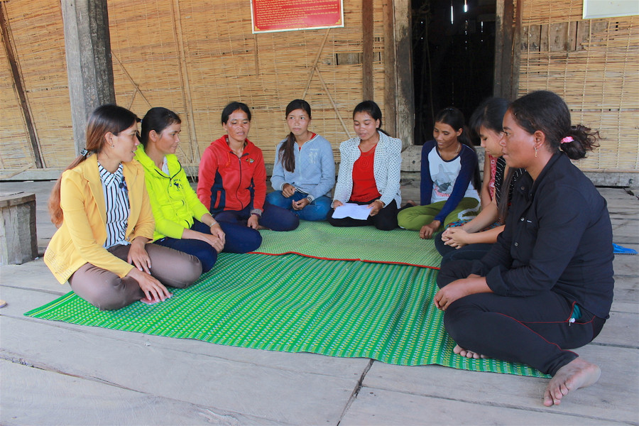 Một buổi sinh hoạt của CLB “Cuộc sống luôn là vốn quý” của Chi hội phụ nữ làng Tnùng 2 (xã Ya Ma). Ảnh: Mộc Trà